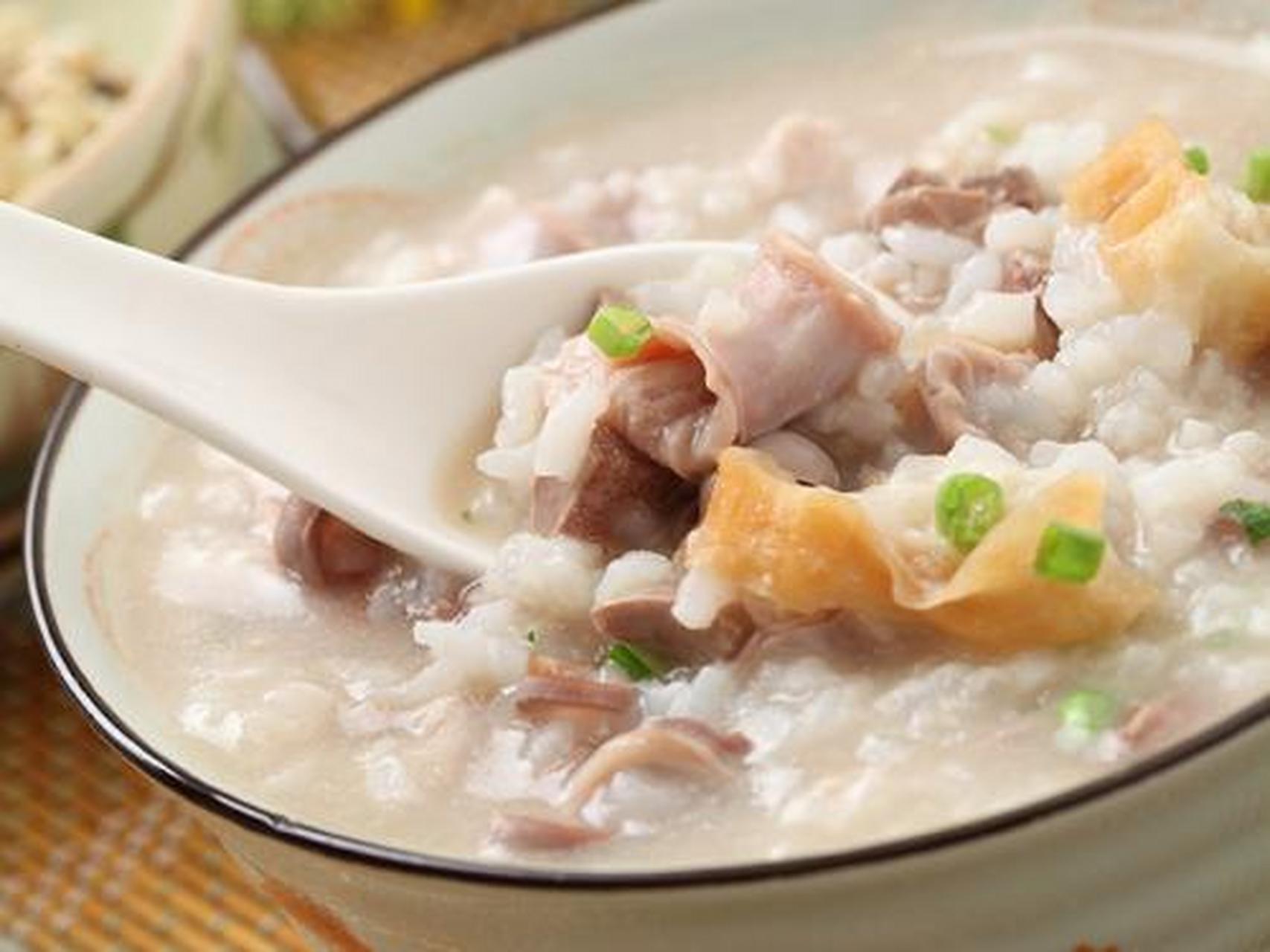 十分鲜味可口.如今,在广州吃及第粥依然是时尚.