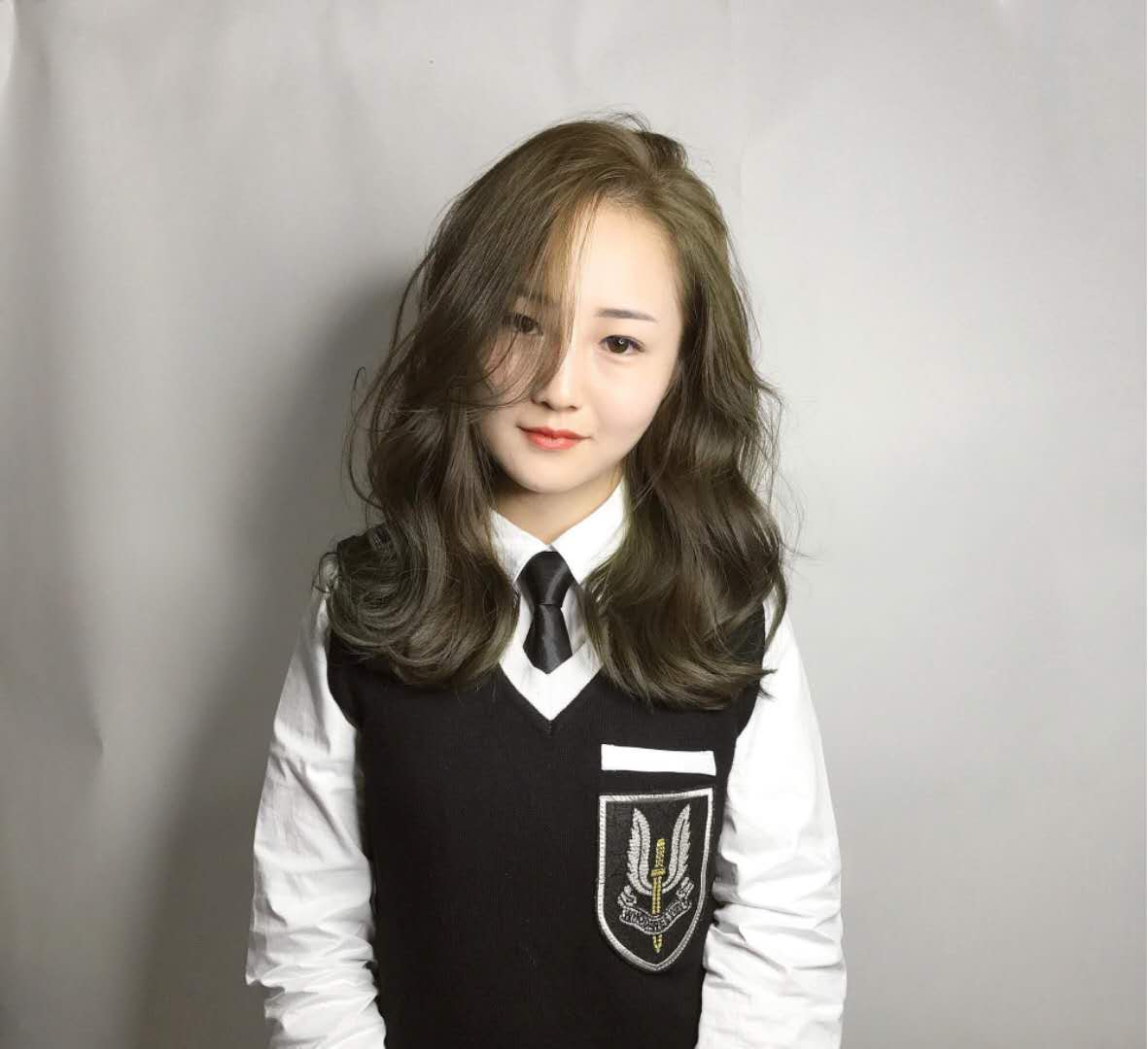 一些中长发好看的发型,烫完自然飘逸显气质,过年发型就该这么烫