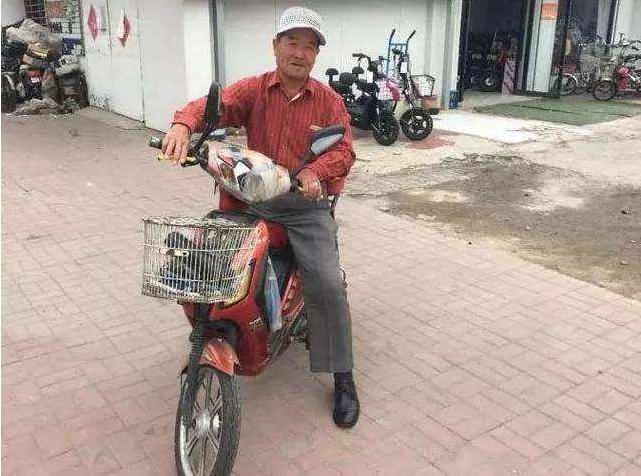 天津网红大爷王金锁骑电动车一路走红