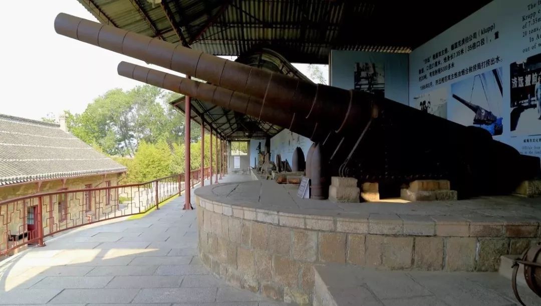 图为"济远舰"被击沉后留下的残片和大炮.