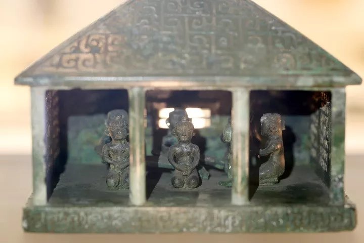 战国伎乐铜房屋模型：跪坐六人、束发裸身，身负未解之谜-