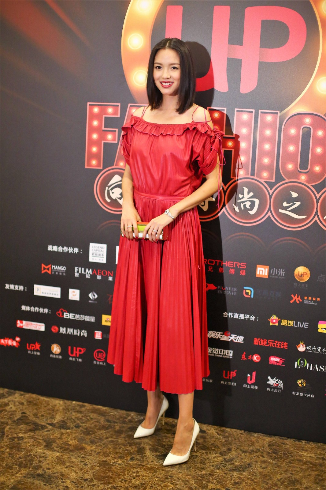 她是"世界小姐"张梓琳,穿3万4的西装套装拍写真,总裁范十足