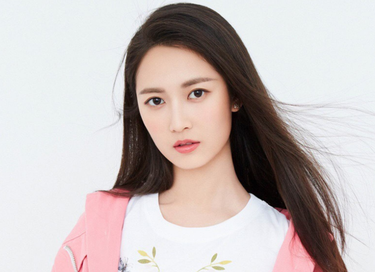 她曾是锦城学院校花,因"横漂"结识唐嫣,今凭《新倚天》走红