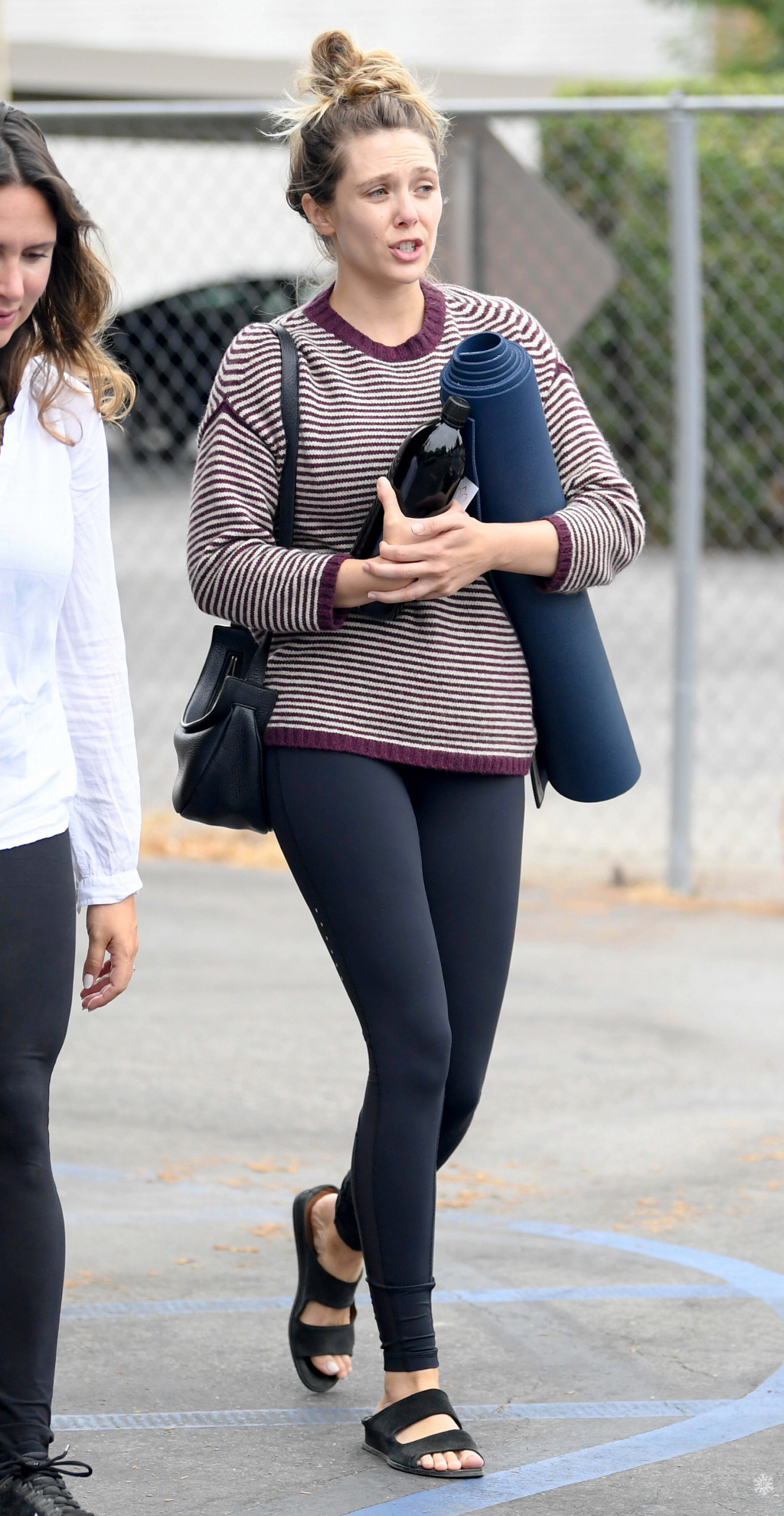 伊丽莎白·奥尔森素颜抱瑜伽垫,腿型完美,贴身健身裤魅力大