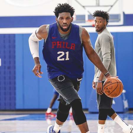 相信过程!恩比德与队友科温顿等人一起训练