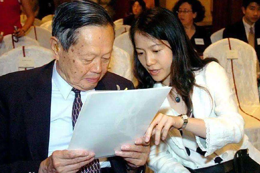 在爱情的世界里,有的人选择门当户对,有的人选择相亲.