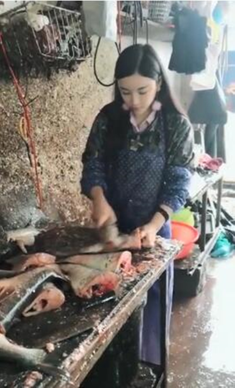 她被称为"最美"卖鱼西施,靠卖鱼月入两万,网友:我媳妇啊!
