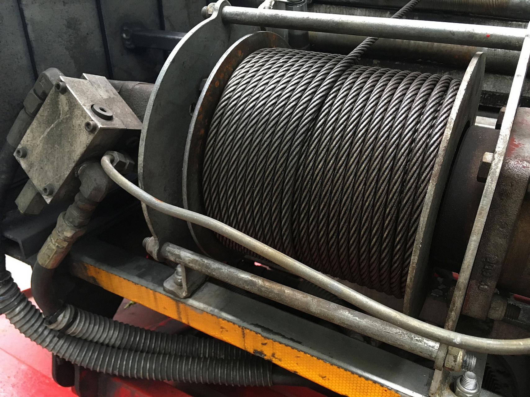 电梯钢丝绳是电梯的重要组成部分,它承担着电梯的重量和运行压力,是