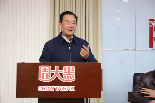陕西省职工作协小说委员会副主任,西部散文学会陕西分会主席李虎山
