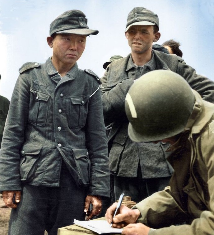 二战照片:德军战俘中的亚裔士兵,后来他的二战经历被拍成电影!