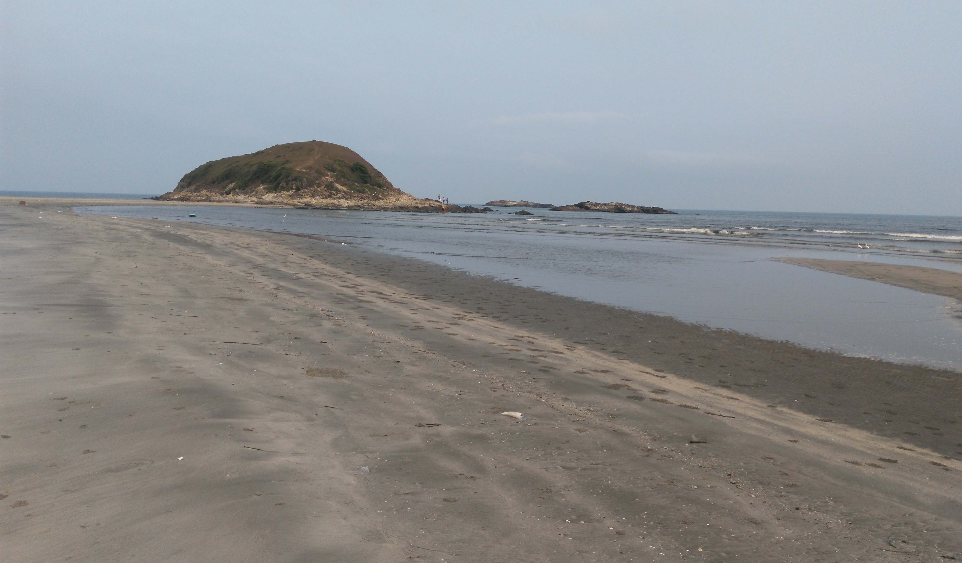 惠州双月湾一个人烟稀少的海滩上实拍
