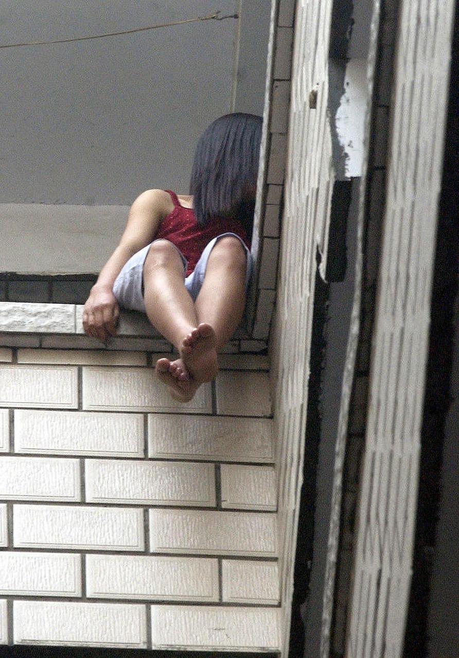 女子从十多层高楼坠亡目击者发声# 海口一女子从十