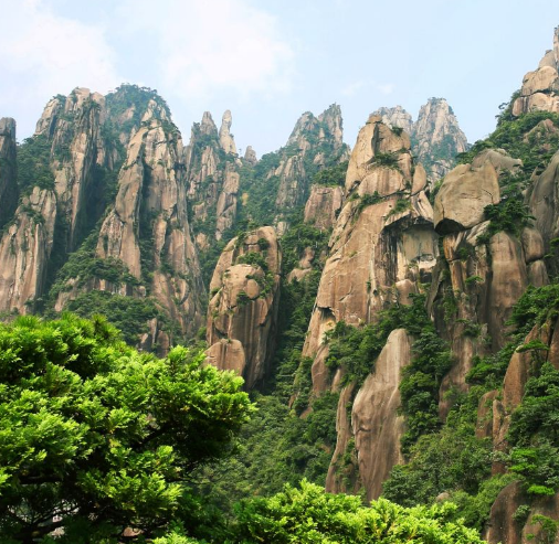 流霞台又称浏霞台,位于三清山梯云岭景区中心,值得一去