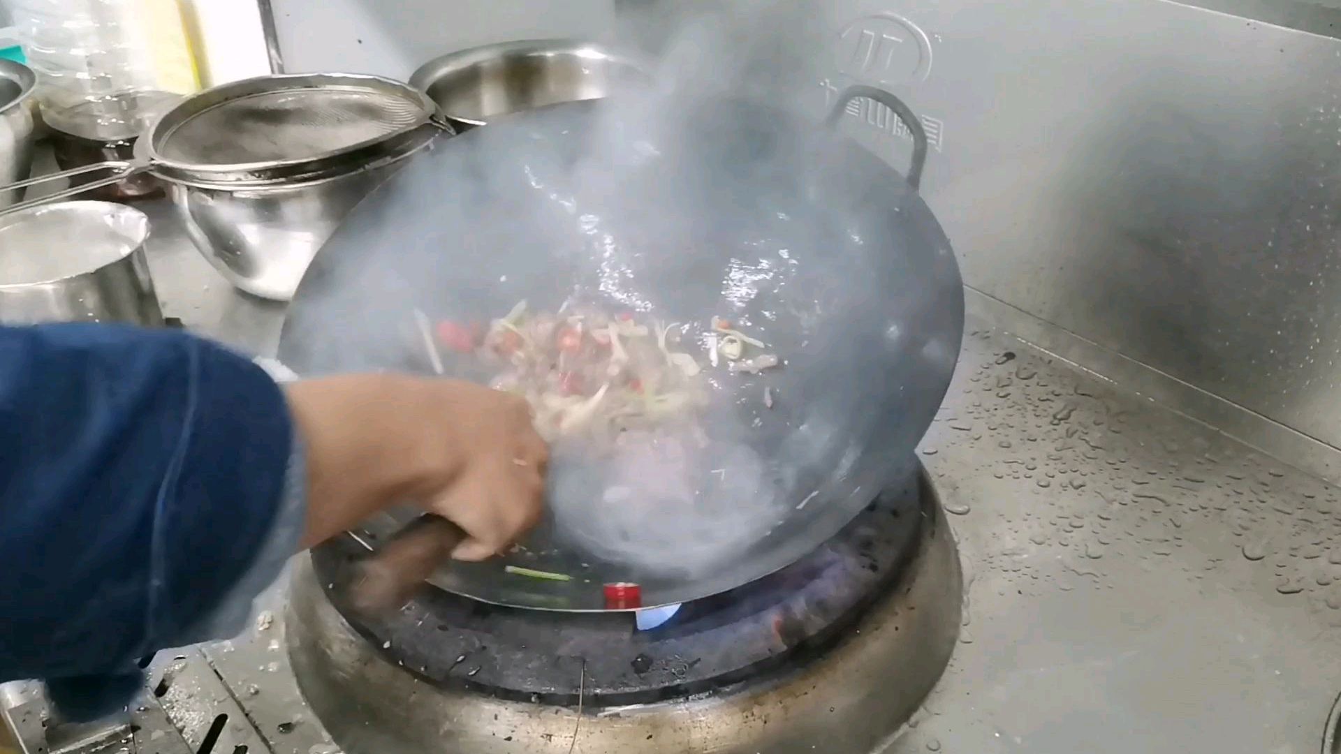 牛肉怎么炒才好吃 看看后厨四川小伙怎么做的