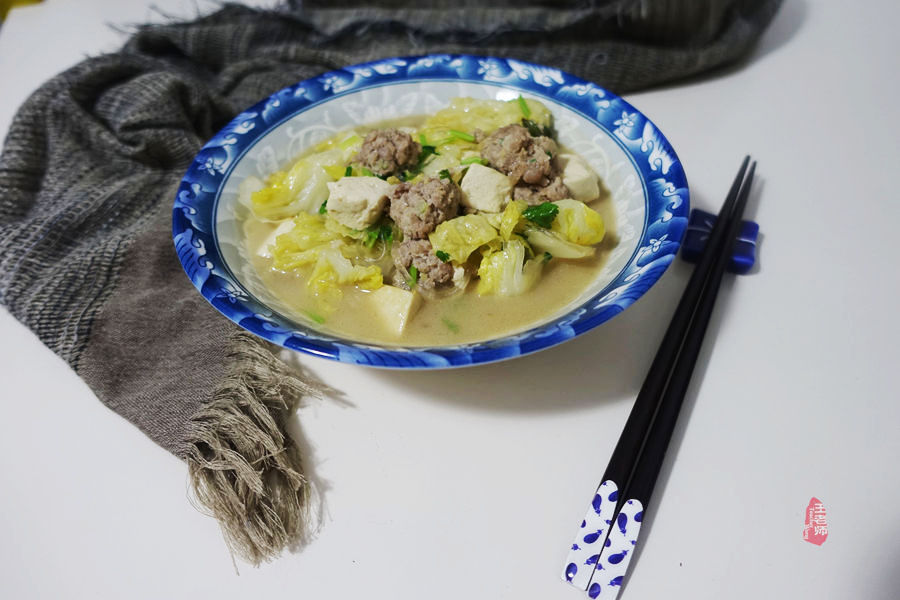 冬天,咱们在家里做一锅白菜丸子豆腐汤吧,温暖又开胃