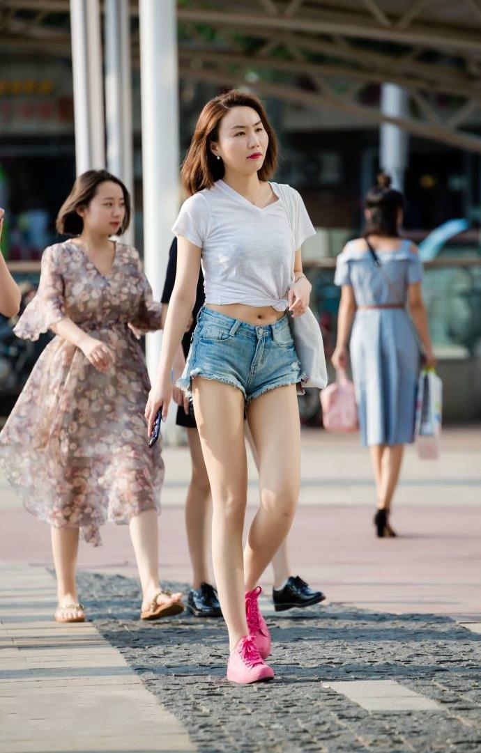 街拍:美女吊带搭配白色短裤,夏日炎炎秀出性感好身材!