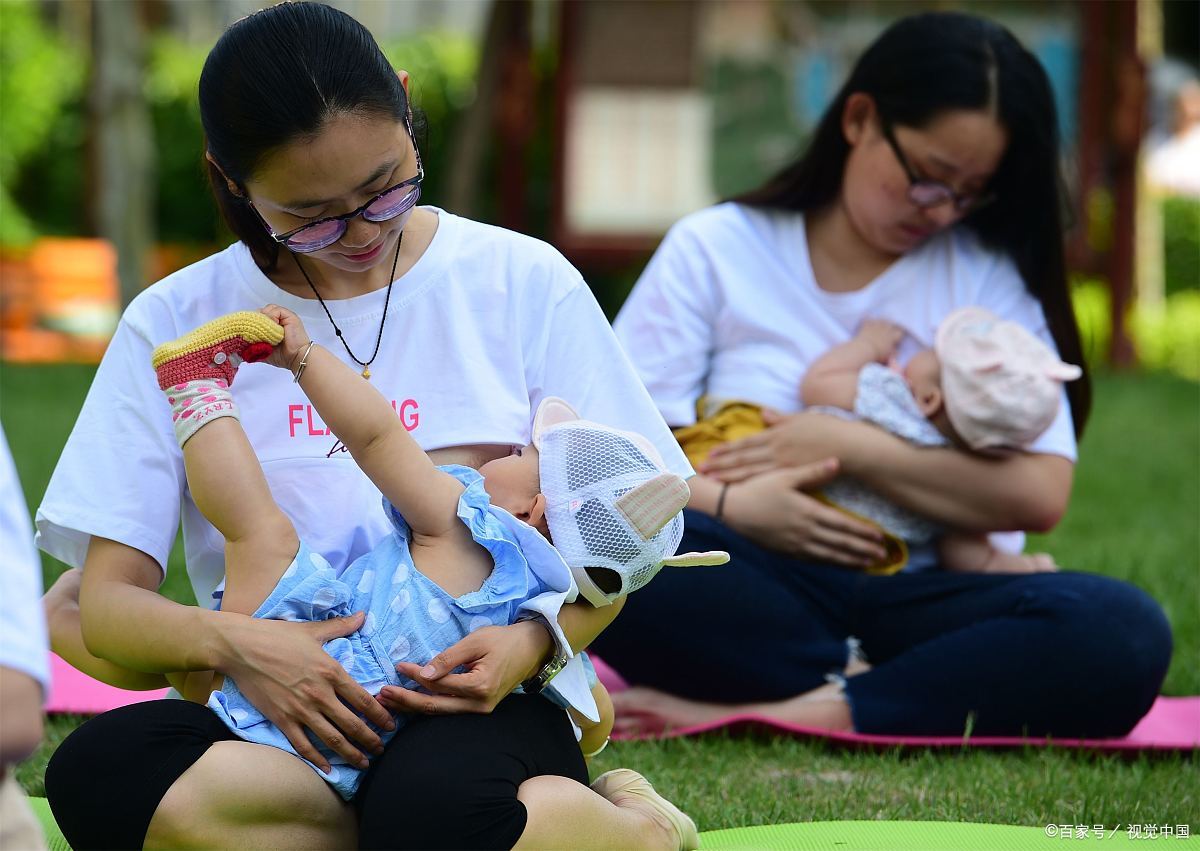 新生婴儿正确喂奶姿势图片