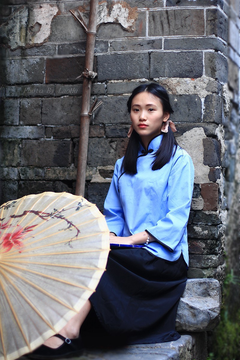 现代女子穿民国服饰拍照:图1刘诗诗温婉动人,图三竟然是唐嫣