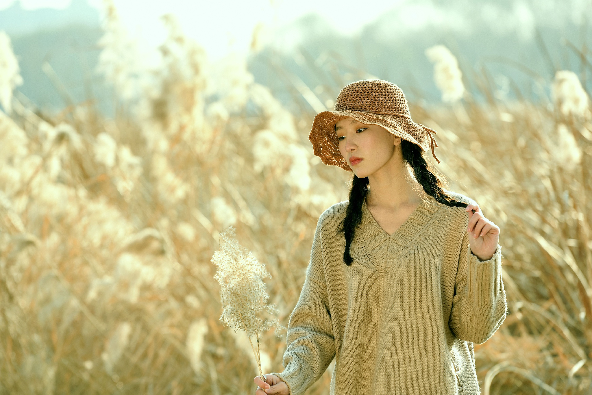 人像摄影 芦苇地里拍美女,漂亮媳妇笑的美