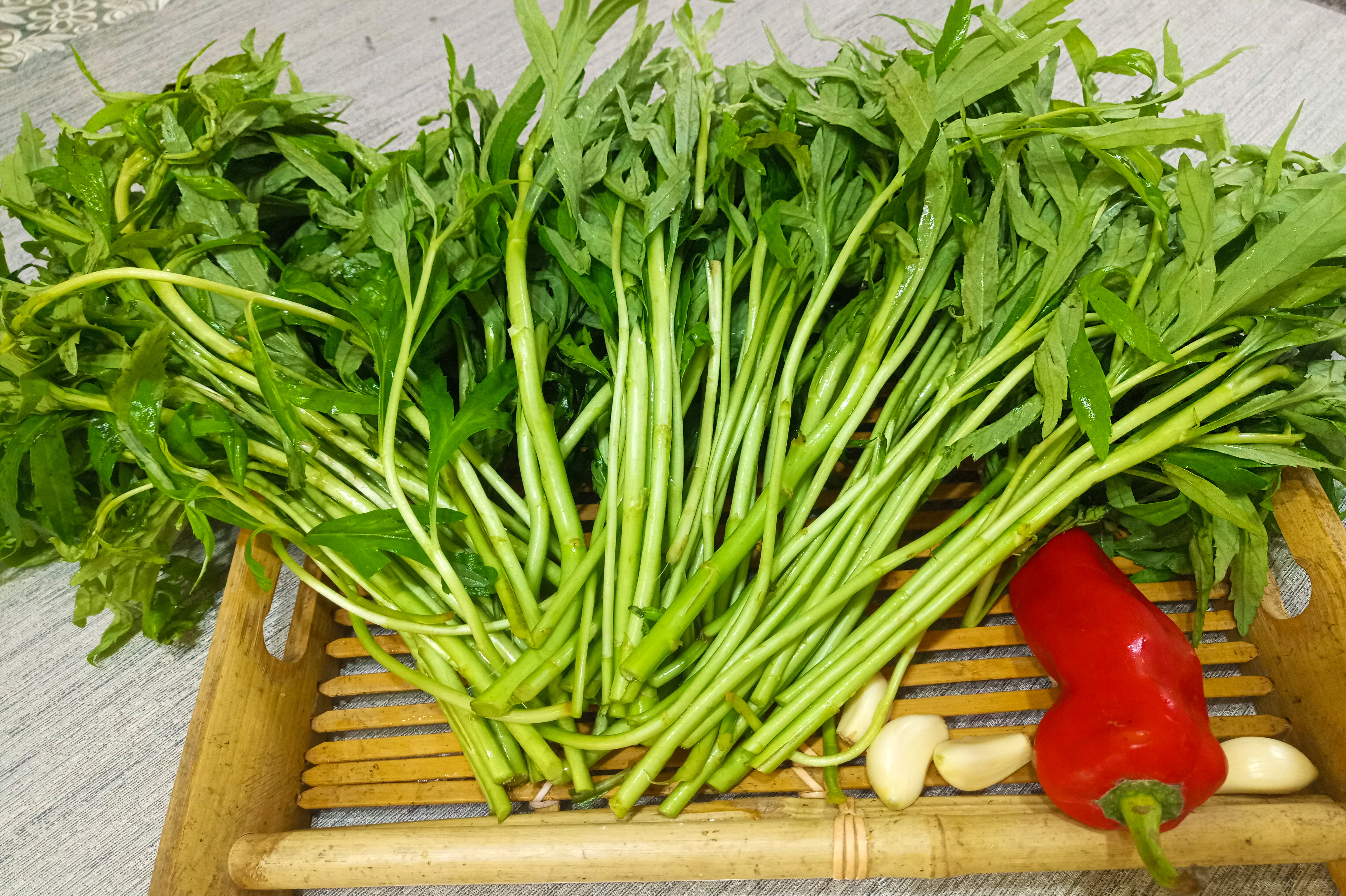 藜蒿1斤4块钱,不爆炒不油炸,脆嫩爽口,有一股特别的清香味道