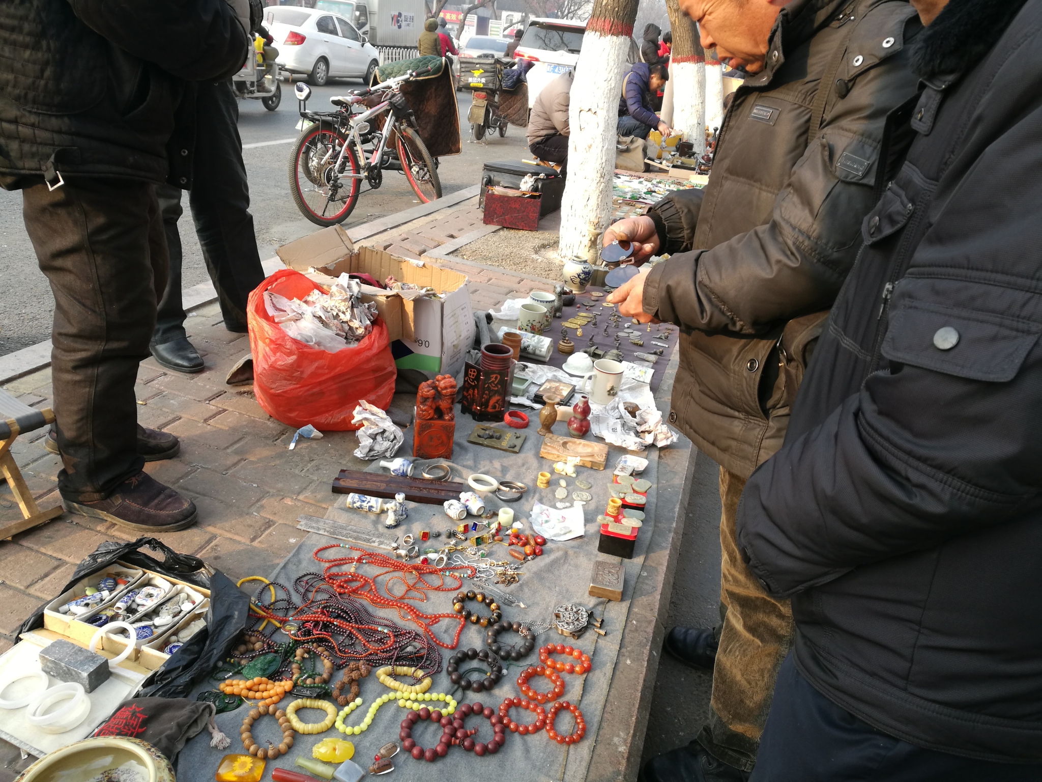 大叔在古玩市场收获一件款识为"大明嘉靖年制"的瓷瓶,捡漏了吗