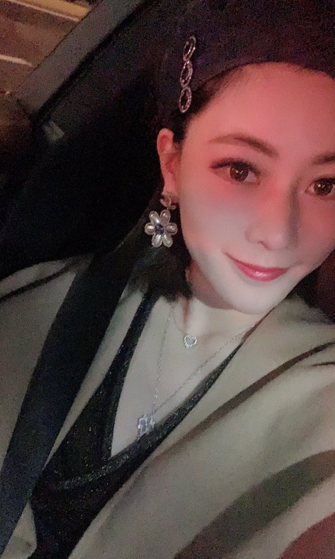 颜骏凌前妻朱玥晒照,夜游黄浦江,显得很孤单