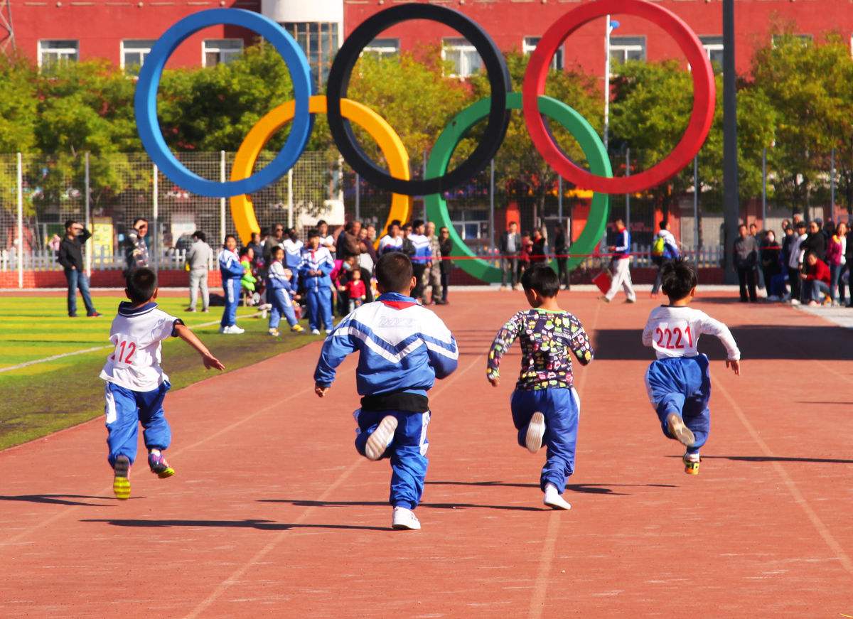 中小学学校,体育课为王