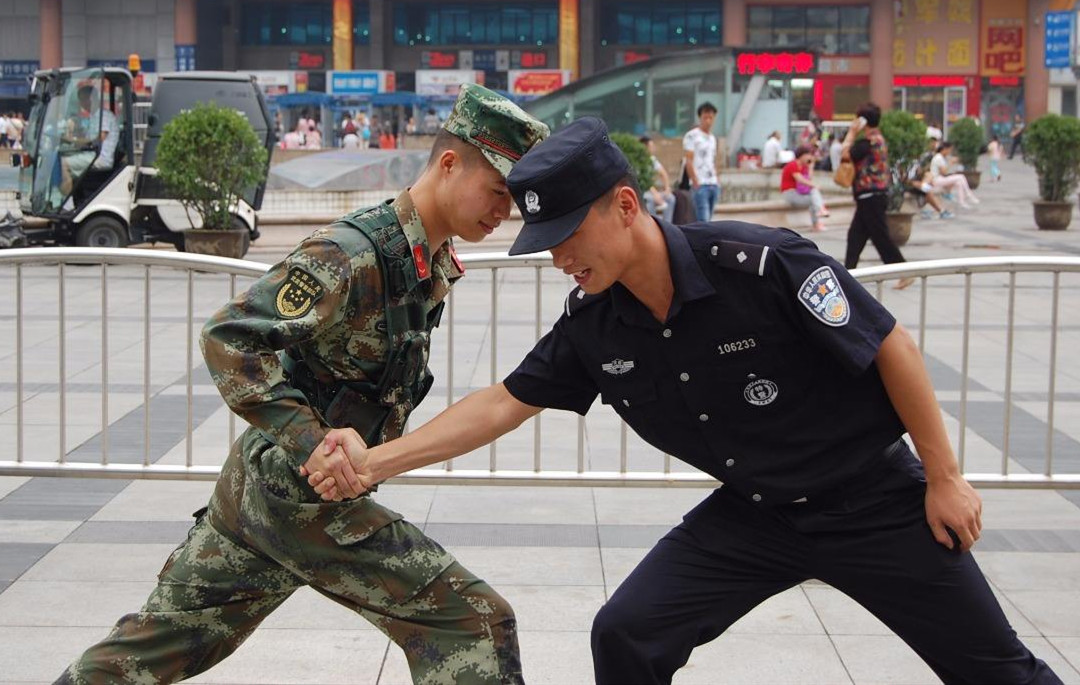 军人打警察图片