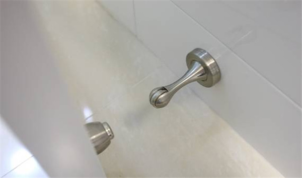 家里装修不要把门吸装这个位置,听老师傅说完,后悔没早知道