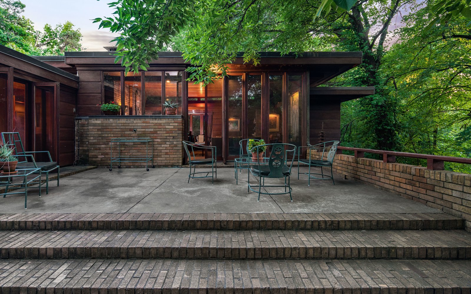 一间稍微正式一点的大房间里有落地窗.注意沙发是如何嵌入台阶的.