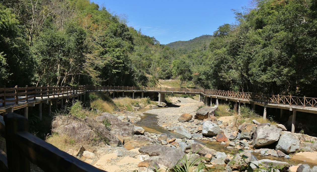 八乡山大峡谷又称粤东大峡谷云卷峡或云卷峡,位于广东省丰顺县城西南
