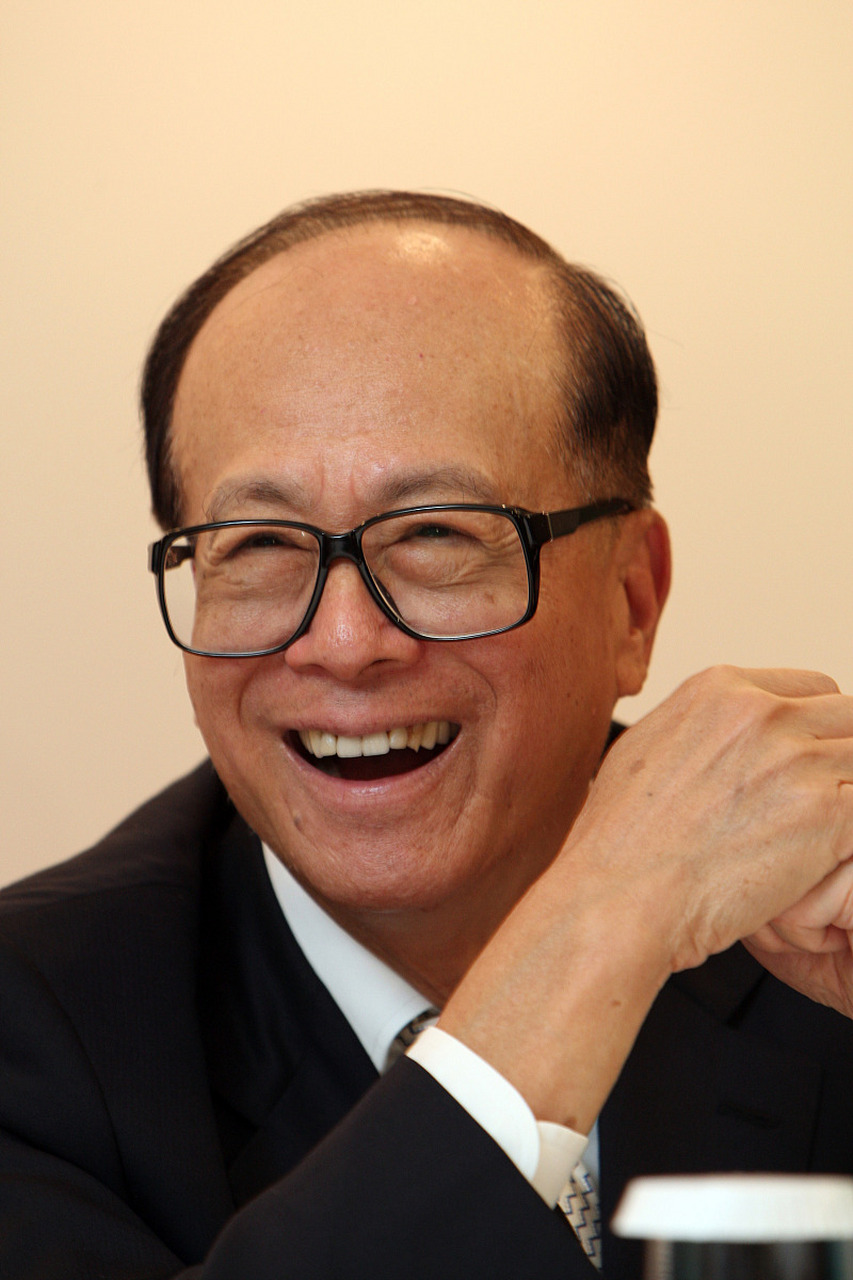 2006年,李嘉诚请风水师蔡伯励为亡妻的迁坟选址,对方看过后开口要价