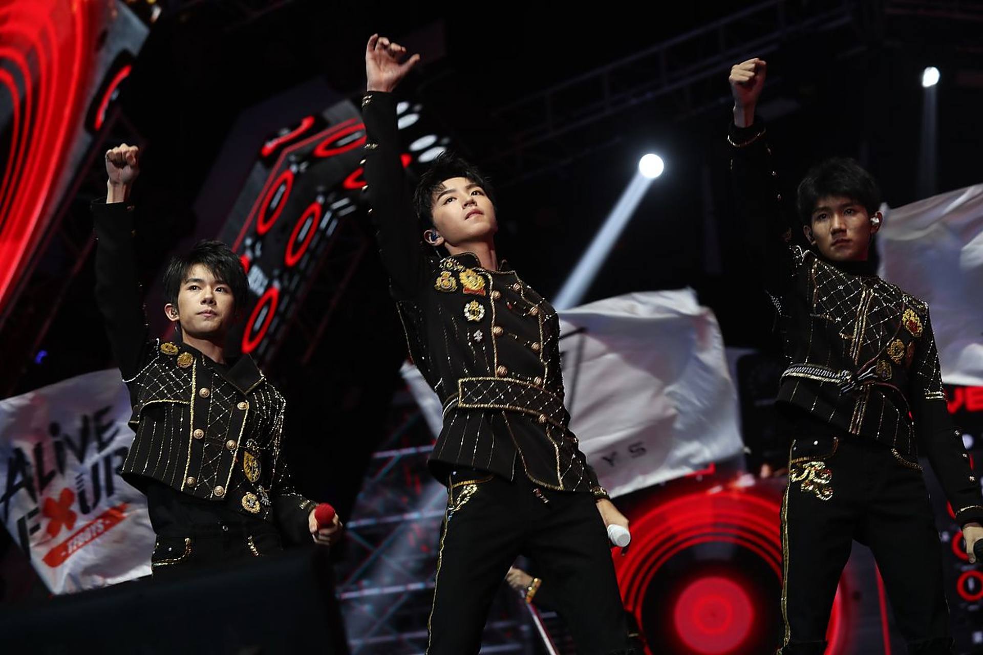 女孩疑似tfboys演唱会门口遭逃单# 轮椅女孩卖水想见tfboys,遭不良