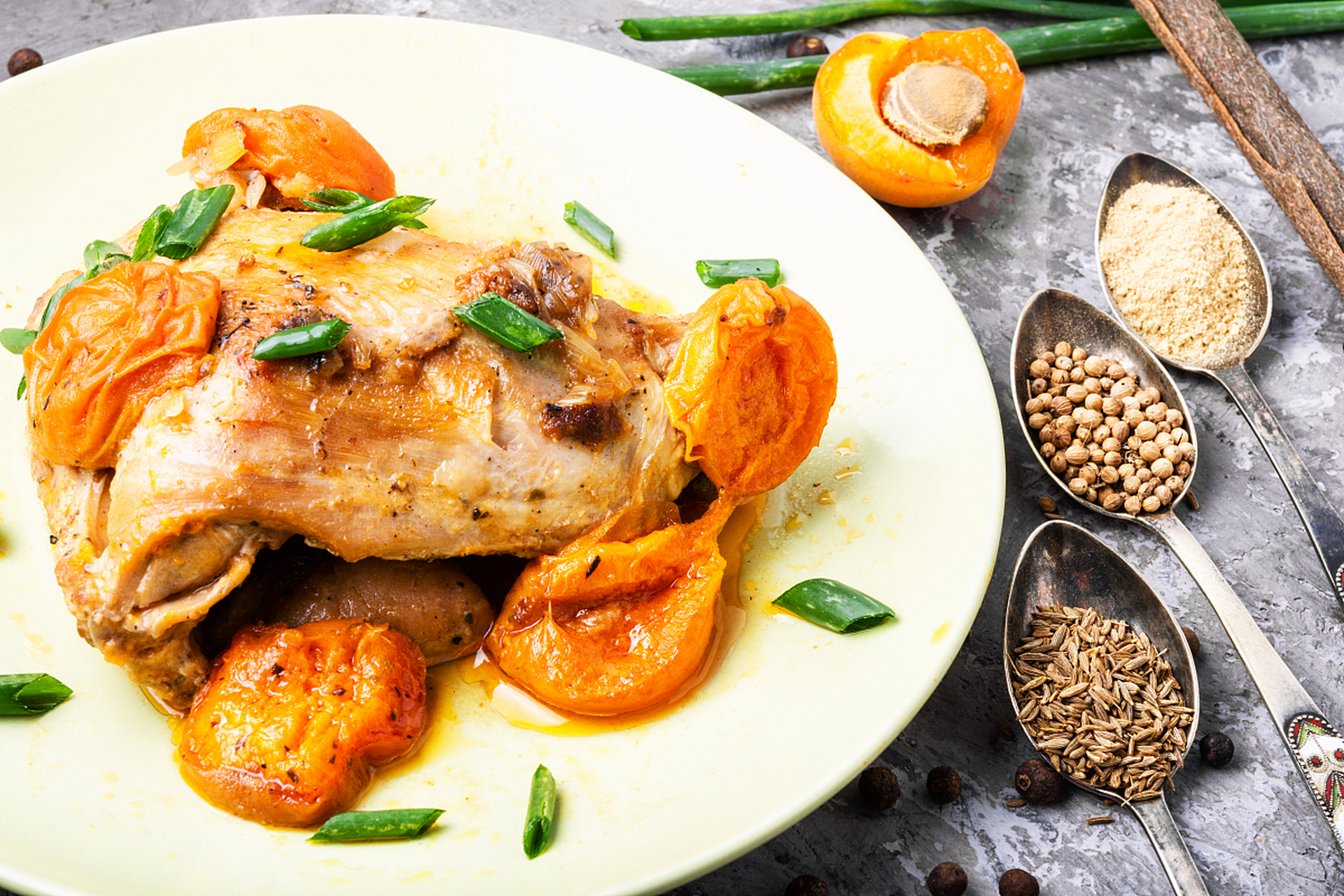 葡国鸡是澳门最具代表性的菜肴之一,香味浓郁,鸡肉鲜嫩可口.