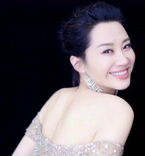 记得高晓松说过许晴是典型的北京"大飒蜜" ,真的又飒又媚,看她眼神就