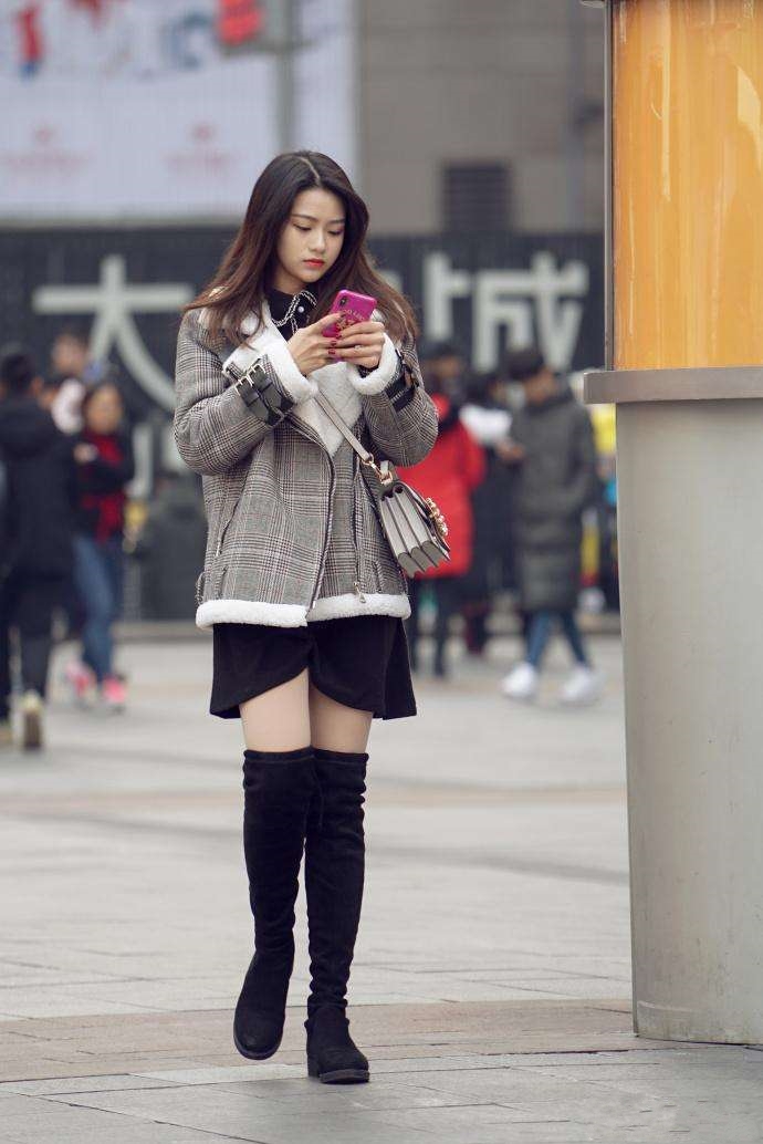 街拍:过膝靴是这个冬季女生必选的,时尚又显身材,真是太美了!