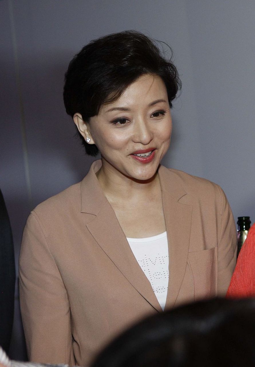 1994年, 富豪吴征斥资500万买下一艘游艇,把有夫之妇杨澜邀到游艇大胆