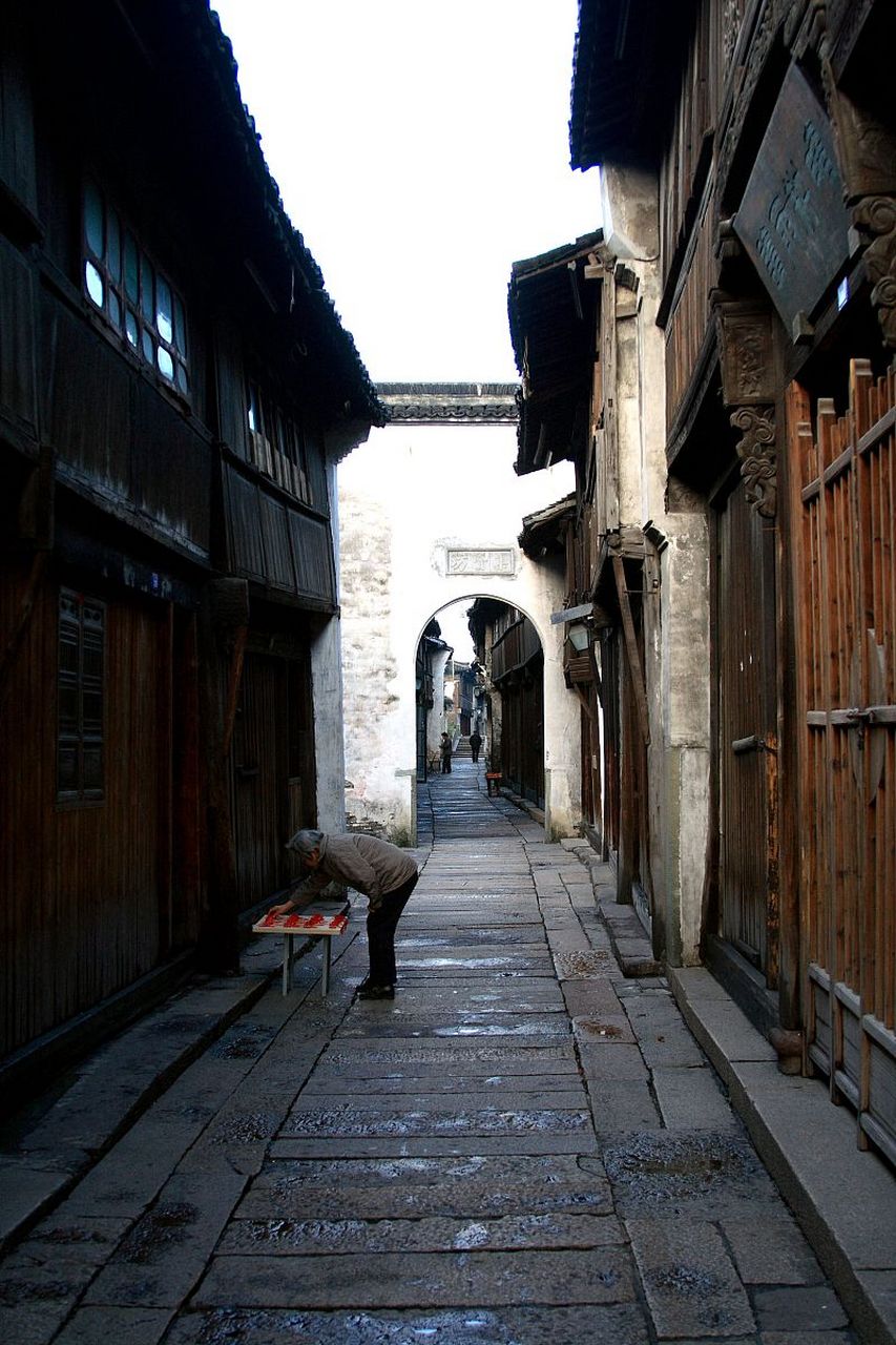 这条小巷,仿佛是城市喧嚣中的一片宁静,一缕迷人的宁静.