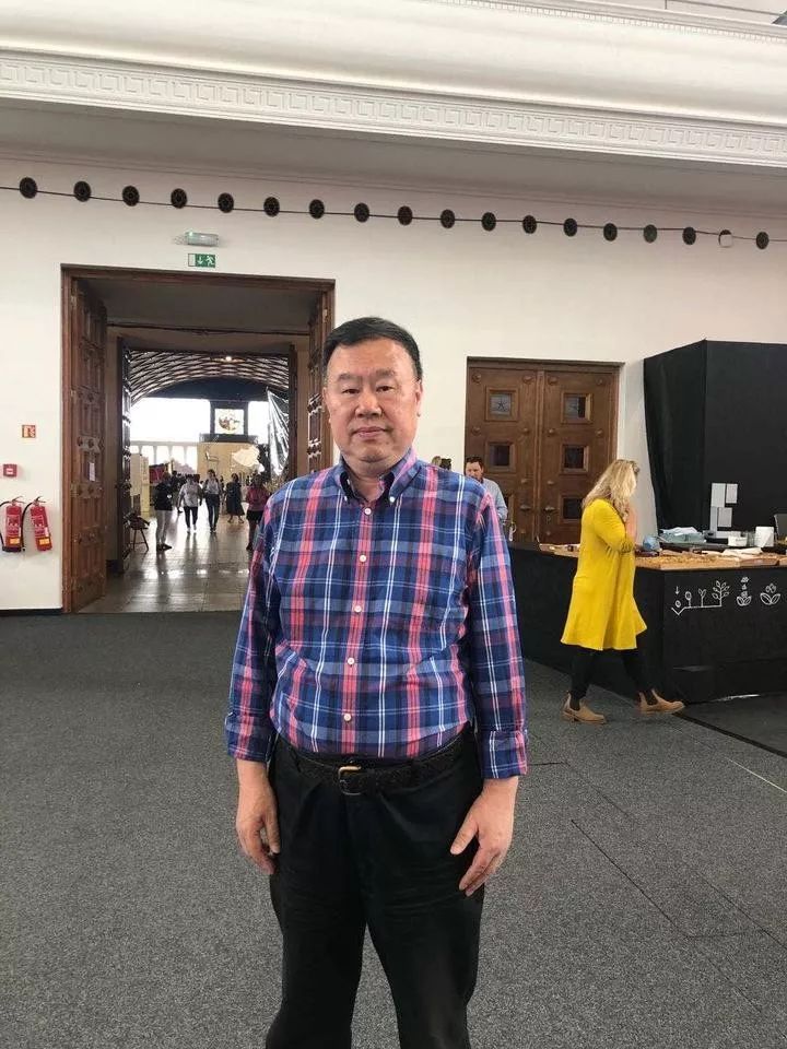 "灯光诗人"周正平荣获舞美界"奥斯卡"最佳灯光设计奖