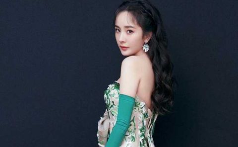 杨幂春晚造型曝光 身穿奢华礼服上台彩排