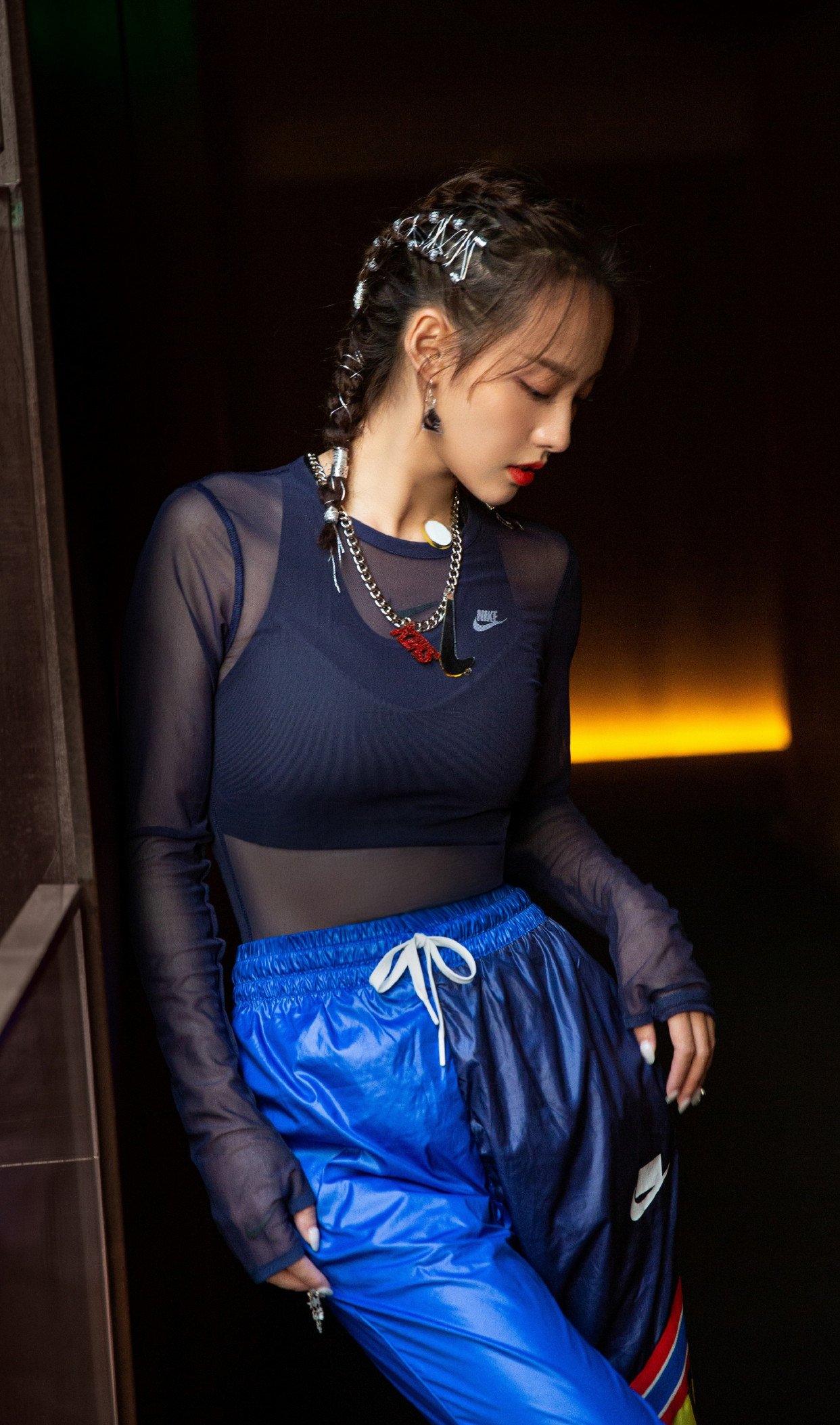 图一是宋茜,身穿粉色毛毛上衣,拥有恬静的魅力,简直太美了!