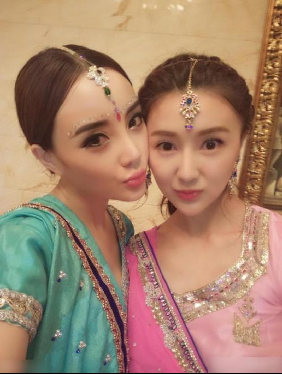 性感精致的甘薇不输给李小璐