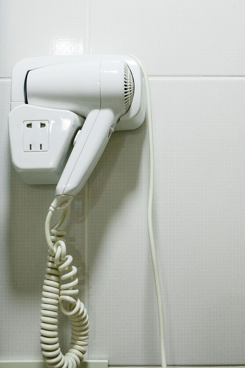 使用时,打开电源,调节风温,风速和设定时间,用梳子梳理头发,涂抹护发