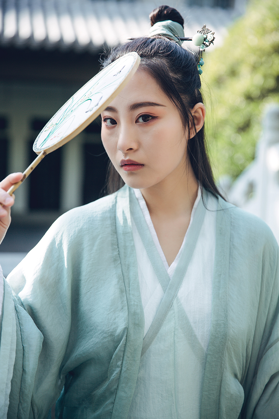 手持摇扇步步生姿 古风韵味十足