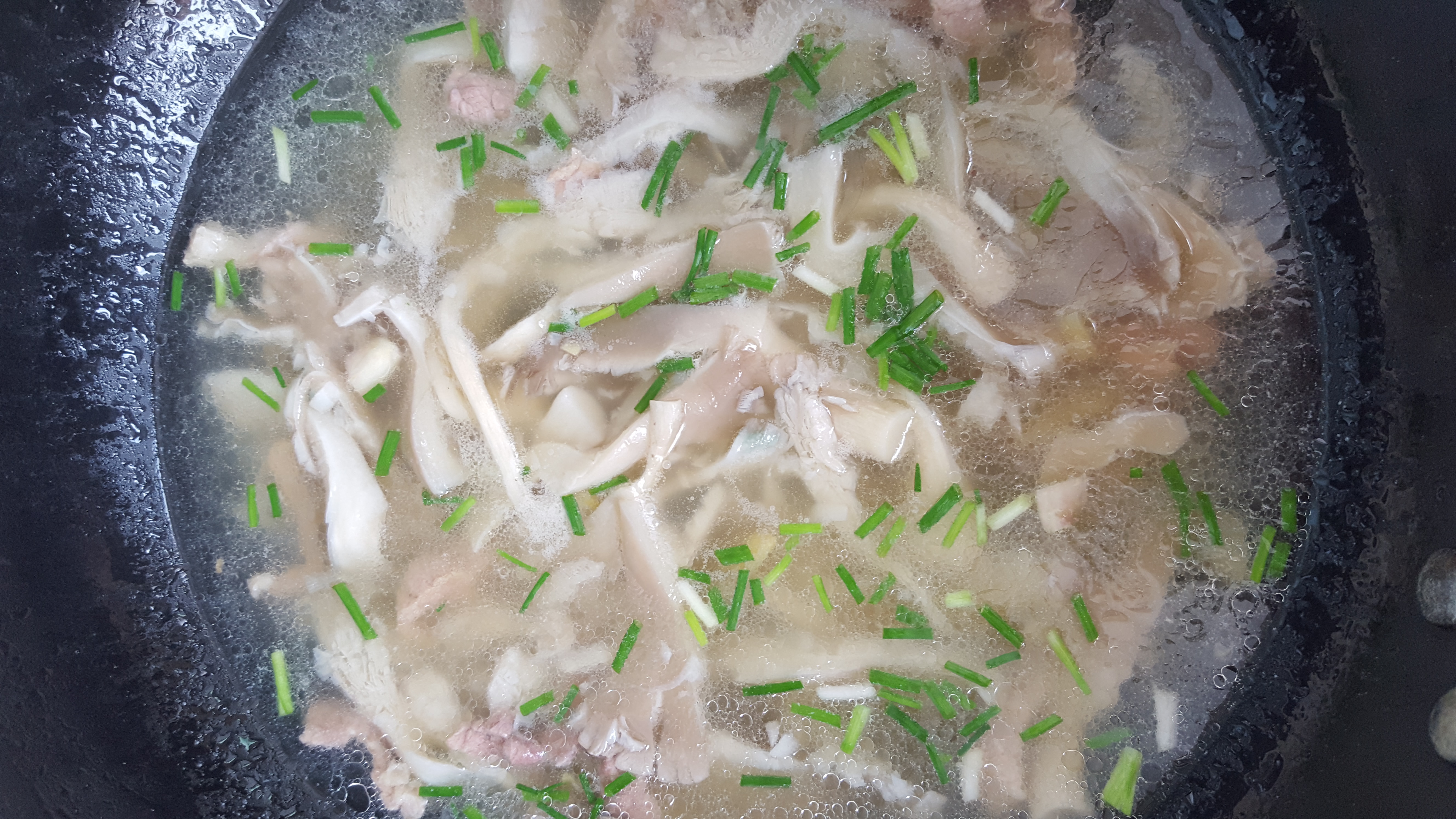 蘑菇瘦肉汤,简单美味又容易做