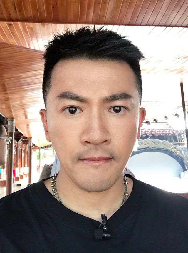 不怪苏有朋总喜欢剪短发,他剪了蔡徐坤的发型后,才知啥叫小鲜肉