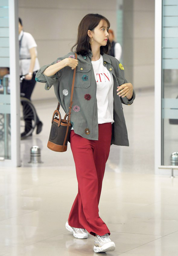 韩女星街拍:李圣经玩下衣失踪,泫雅台上下反差大,让我有点失落