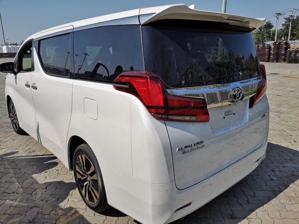 最贵丰田mpv埃尔法亮相!加价依然给力,落地价与保时捷卡宴看齐