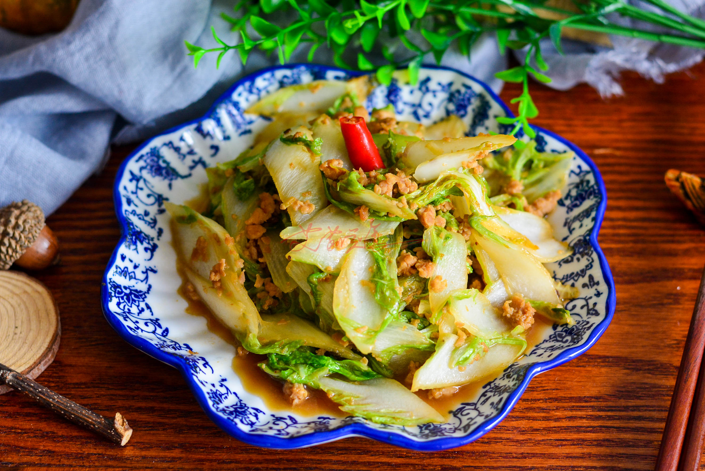 接着把腌制好的瘦肉末倒入锅中,先用筷子划几下,在用锅铲翻炒.