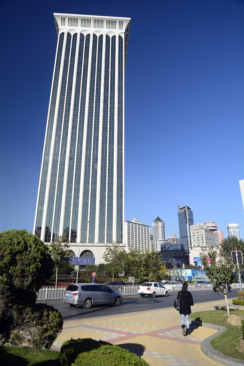 公司有个离婚的女职员,自己还带着孩子,挺可怜的